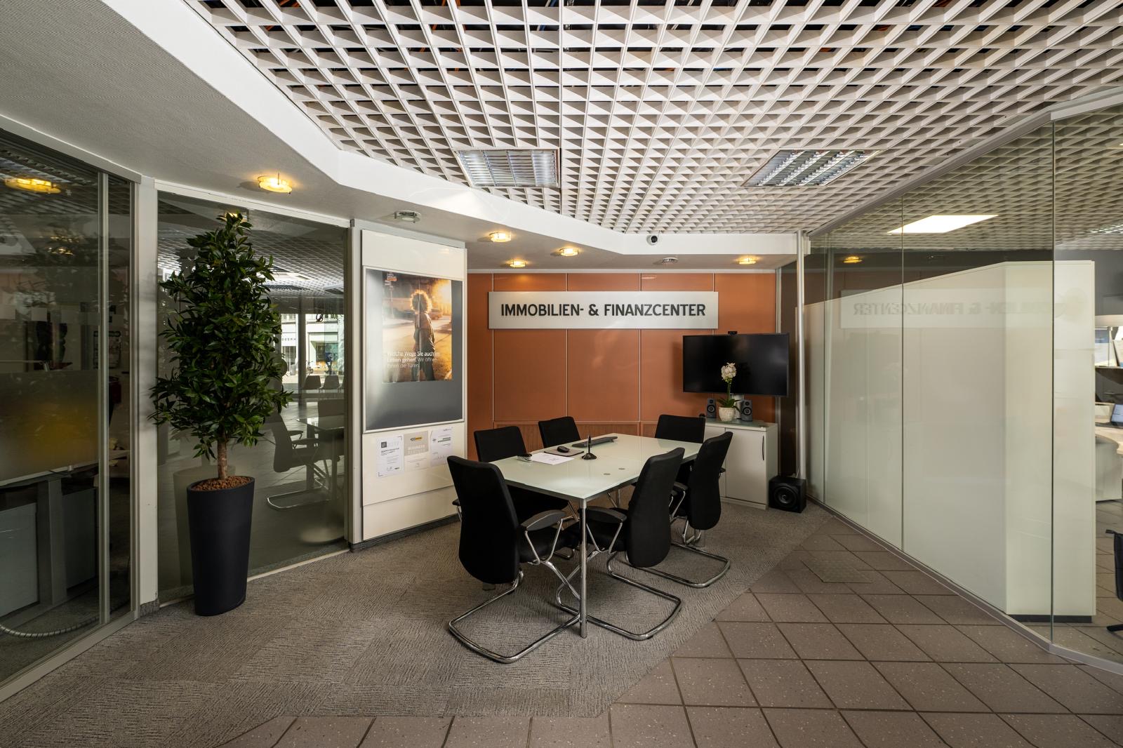 Besprechungsraum im Immobilien- und Finanzcenter Hildesheim — heller Konferenztisch, an dem Mietverträge und Beratungstermine stattfinden.