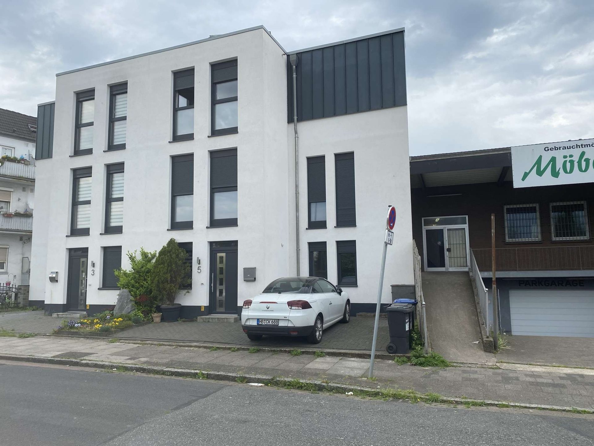 Haus links neben der Einfahrt